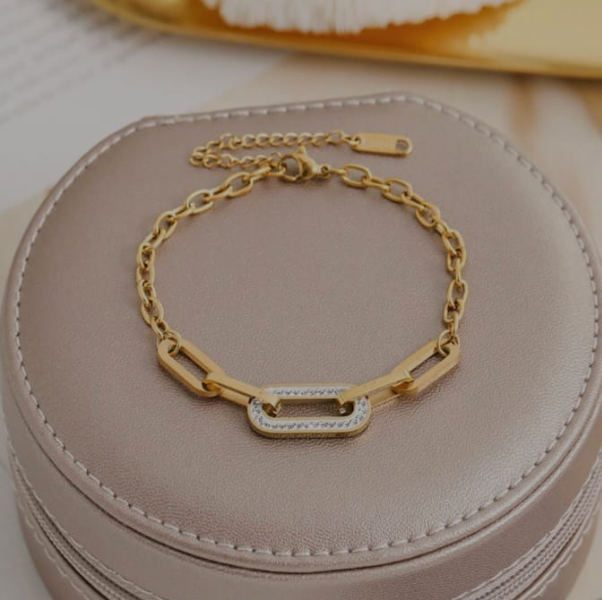 Sizzling interlock diamond bracelet